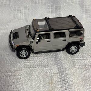 MAISTO DIE CUT HUMMER‎ H2 MODEL 1:27 SCALE Silver and Black Diecast Model Car